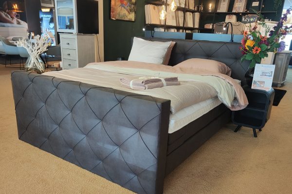 Boxspring Jessy Snel een mooi nieuw bed nodig? Kom naar de beddenzaak van Noordwijkerhout. Wij hebben diverse showroom modellen te koop. Zoekt u een hele nieuwe slaapkamer, wij kunnen u goed adviseren. Bouckaert Slaapcomfort de beddenwinkel van Noordwijkerhout.