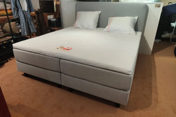 Snel een nieuw bed nodig? Kom snel naar onze winkel in Noordwijkerhout en profiteer van dit mooie showmodel. een mooie Boxspring van Nederlandse kwaliteit. 180 x 200 cm licht grijs. Als u snel komt slaapt u deze kerst nog in uw nieuwe bed.